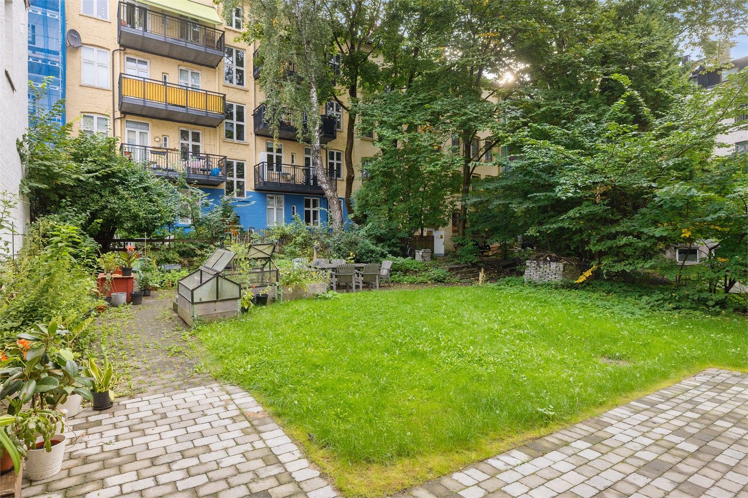 Sameiet er omgitt av miljøgater og frodige gårdsrom, med kort vei til byens servicetilbud, kafeer, parker og kollektivtransport.