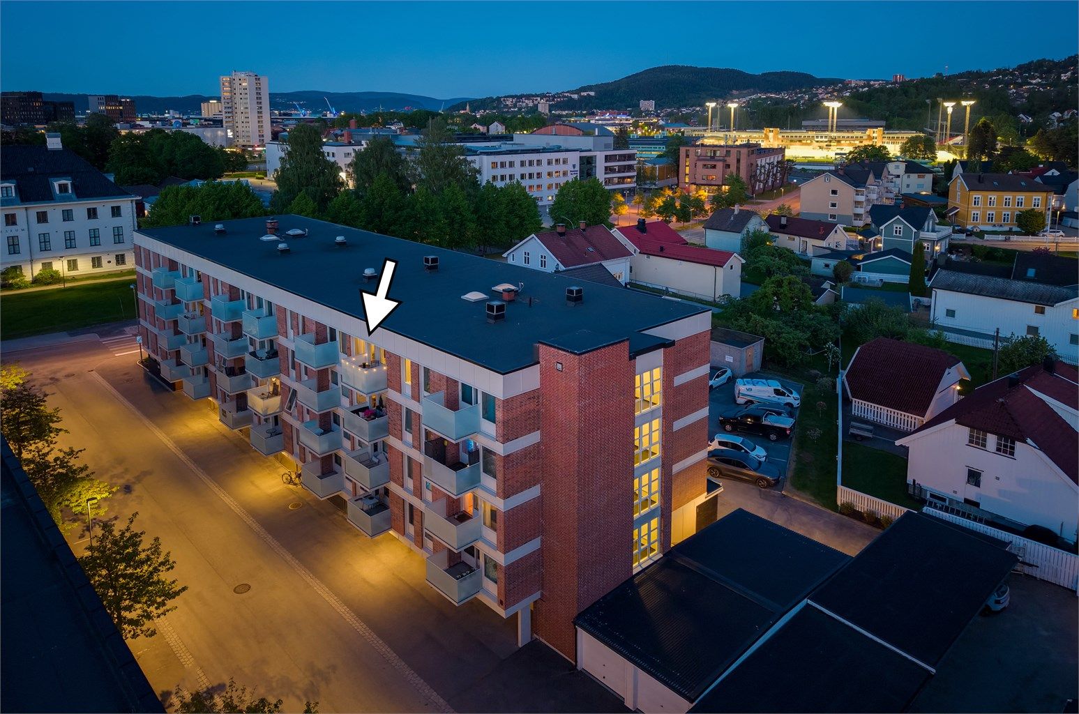 Felles inngangsparti med videre heis- og trappeadkomst til leilighetens etasjeplan (4. etasje - toppetasjen).