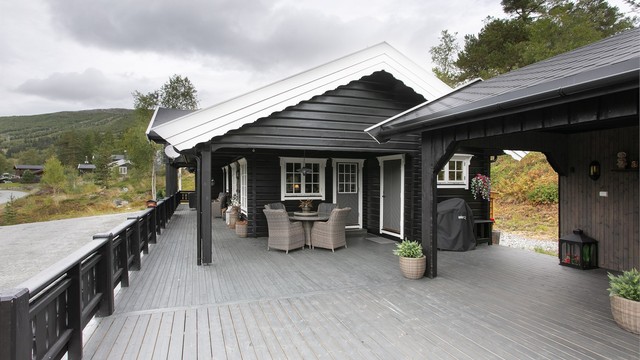 Koselig uteplass på dels overbygd terrasse mot sydvest