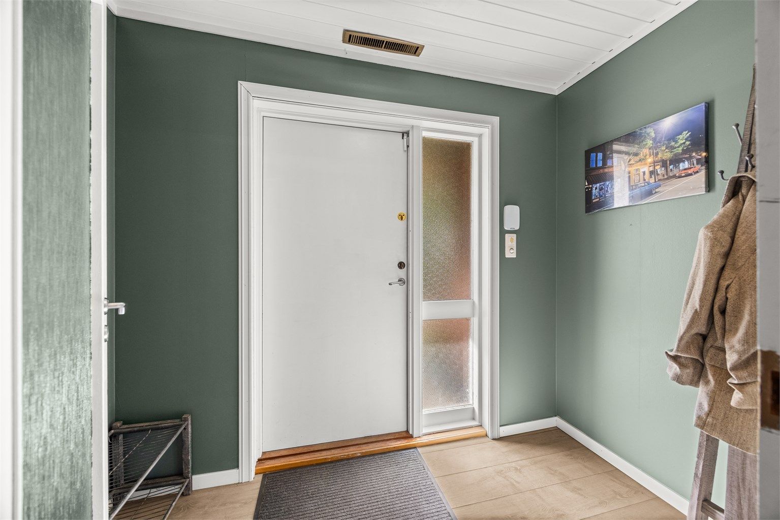 Inngangen til boligen finner du i underetasjen.