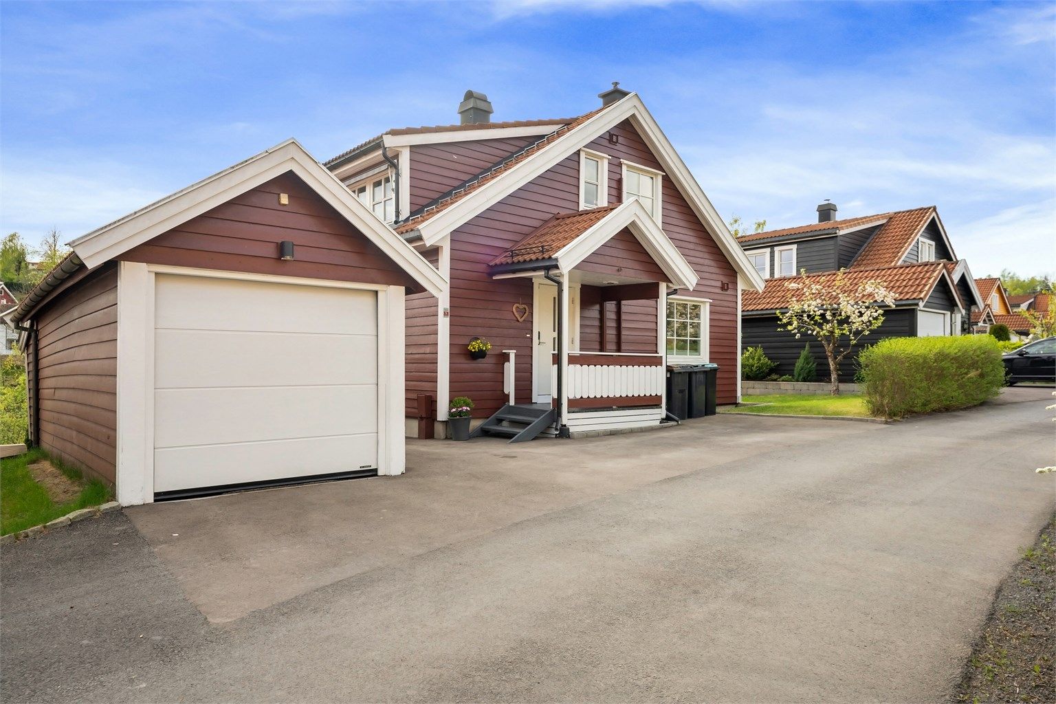 Familievennlig enebolig med god intern beliggenhet i blindvei