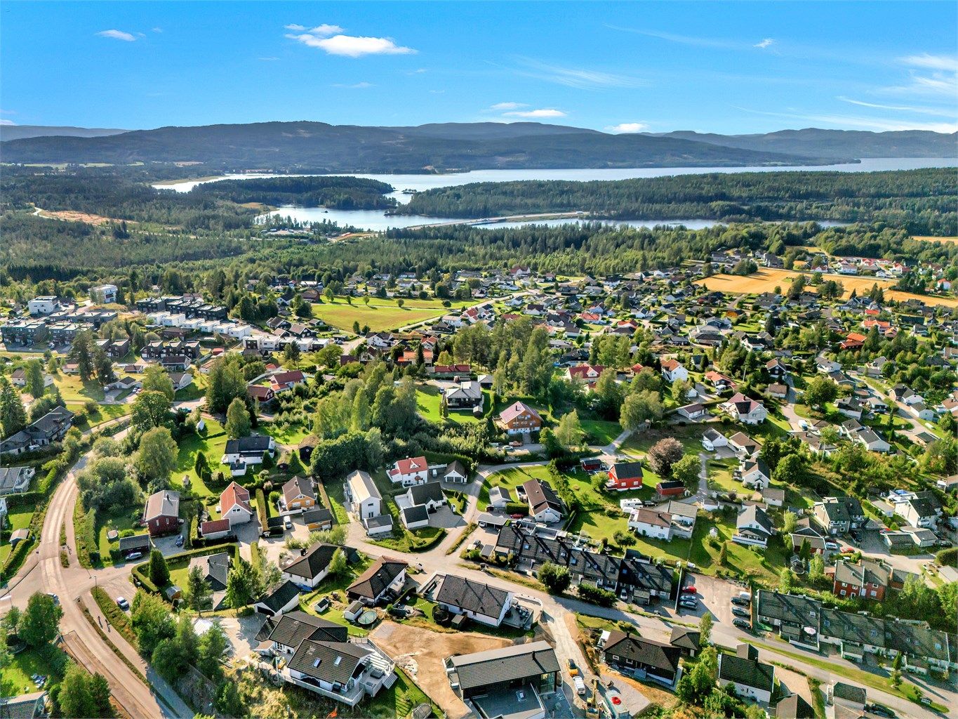 Boligen ligger meget sentralt og fint til. Gangavstand til skole, barnehage, togstasjon, svømmehall, skog og mark m.m. 