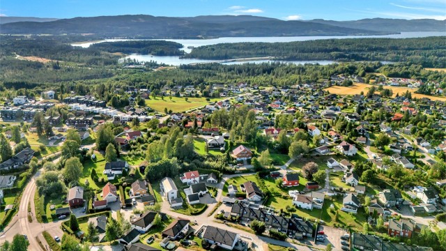 Boligen ligger meget sentralt og fint til. Gangavstand til skole, barnehage, togstasjon, svømmehall, skog og mark m.m.