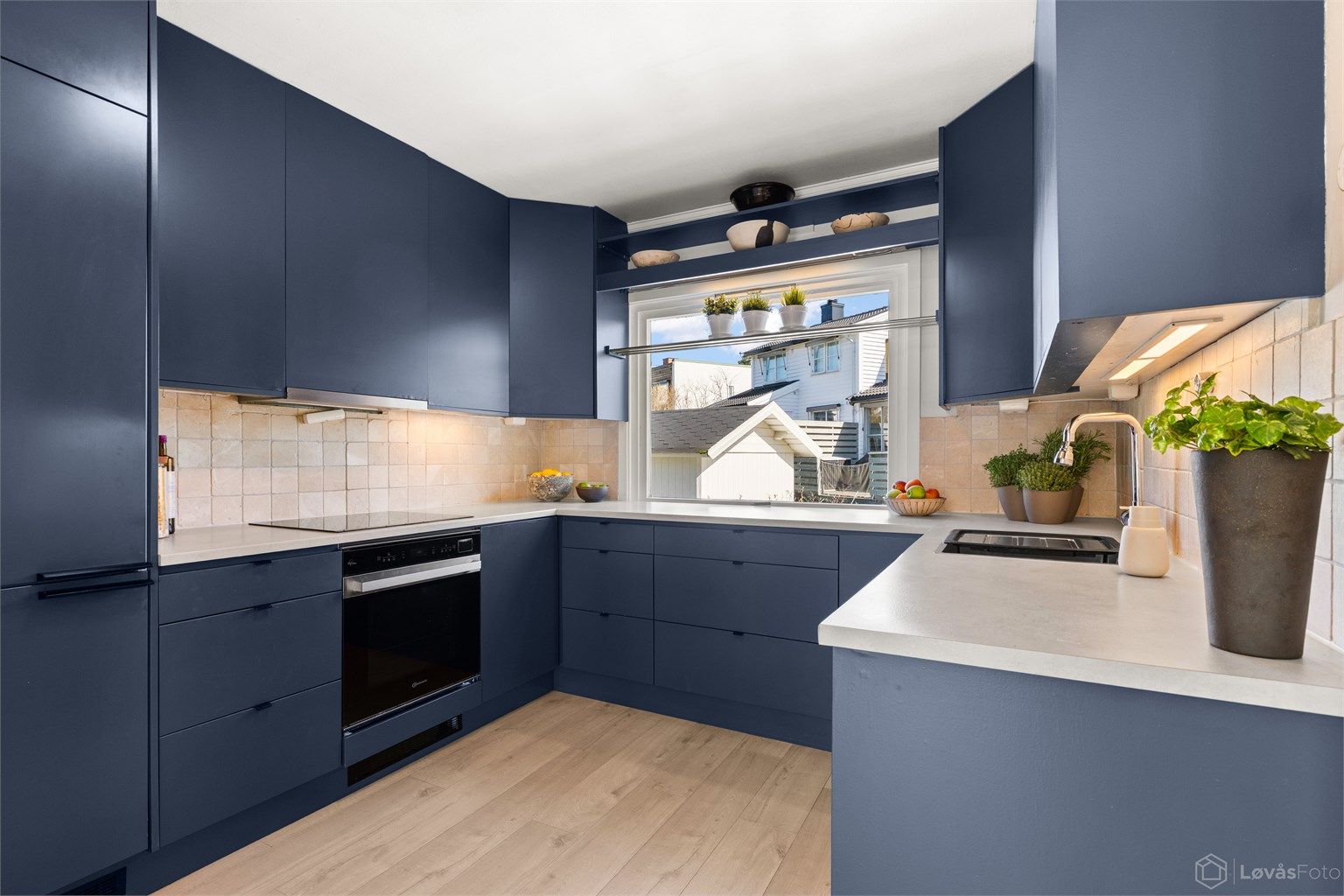 Kjøkkenet ble oppgradert i 2020 med nye skapfronter, benkeplater og integrert stekeovn og platetopp.