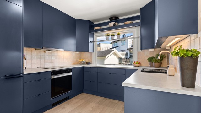 Kjøkkenet ble oppgradert i 2020 med nye skapfronter, benkeplater og integrert stekeovn og platetopp.