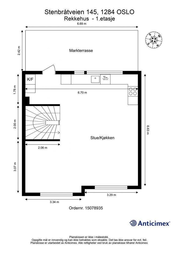 Første etasje er boligens sosiale sone med åpen stue- og kjøkkenløsning.