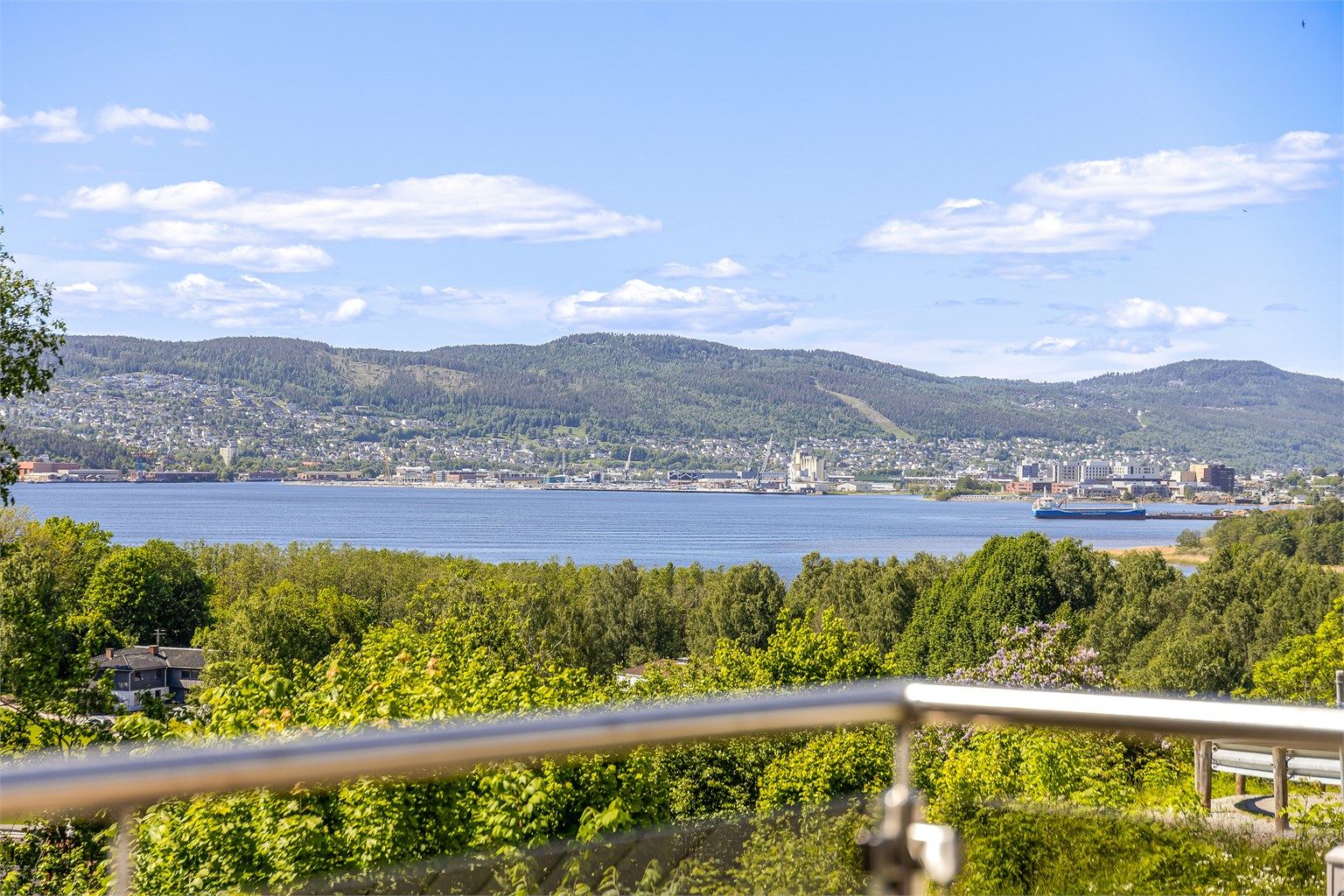 Utsikten strekker seg mot Drammen og omkringliggende områder.