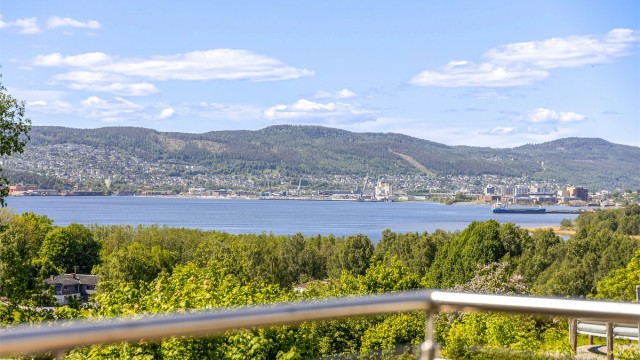 Utsikten strekker seg mot Drammen og omkringliggende områder.