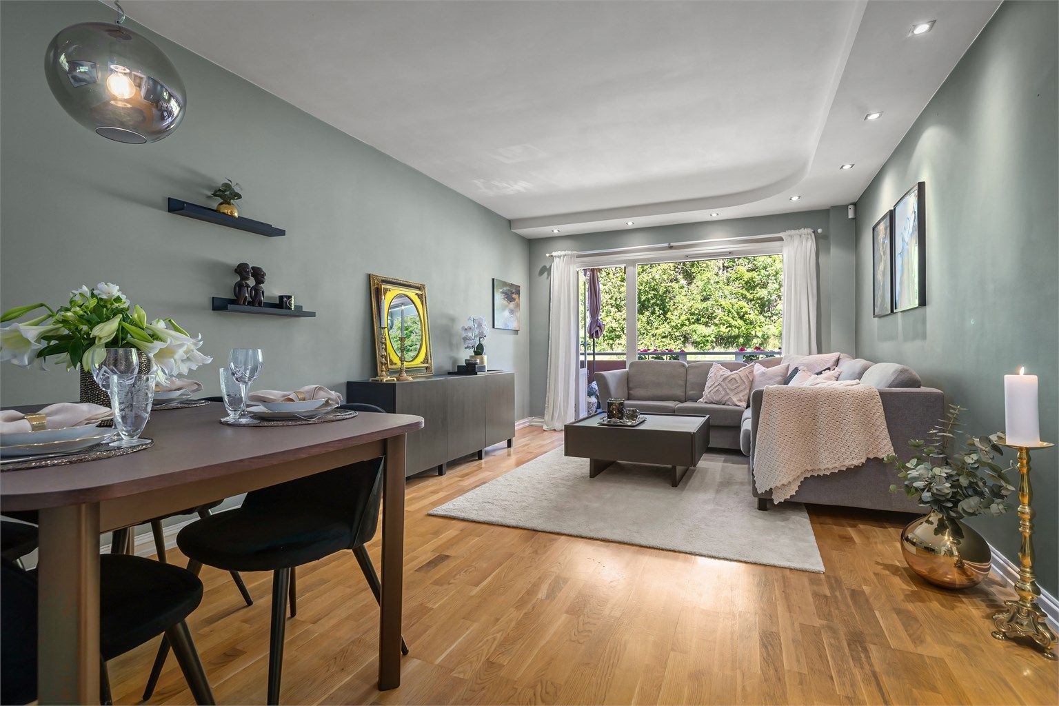 Stuen har god plass til sofa- og spisebordseksjon. 