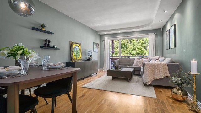Stuen har god plass til sofa- og spisebordseksjon.