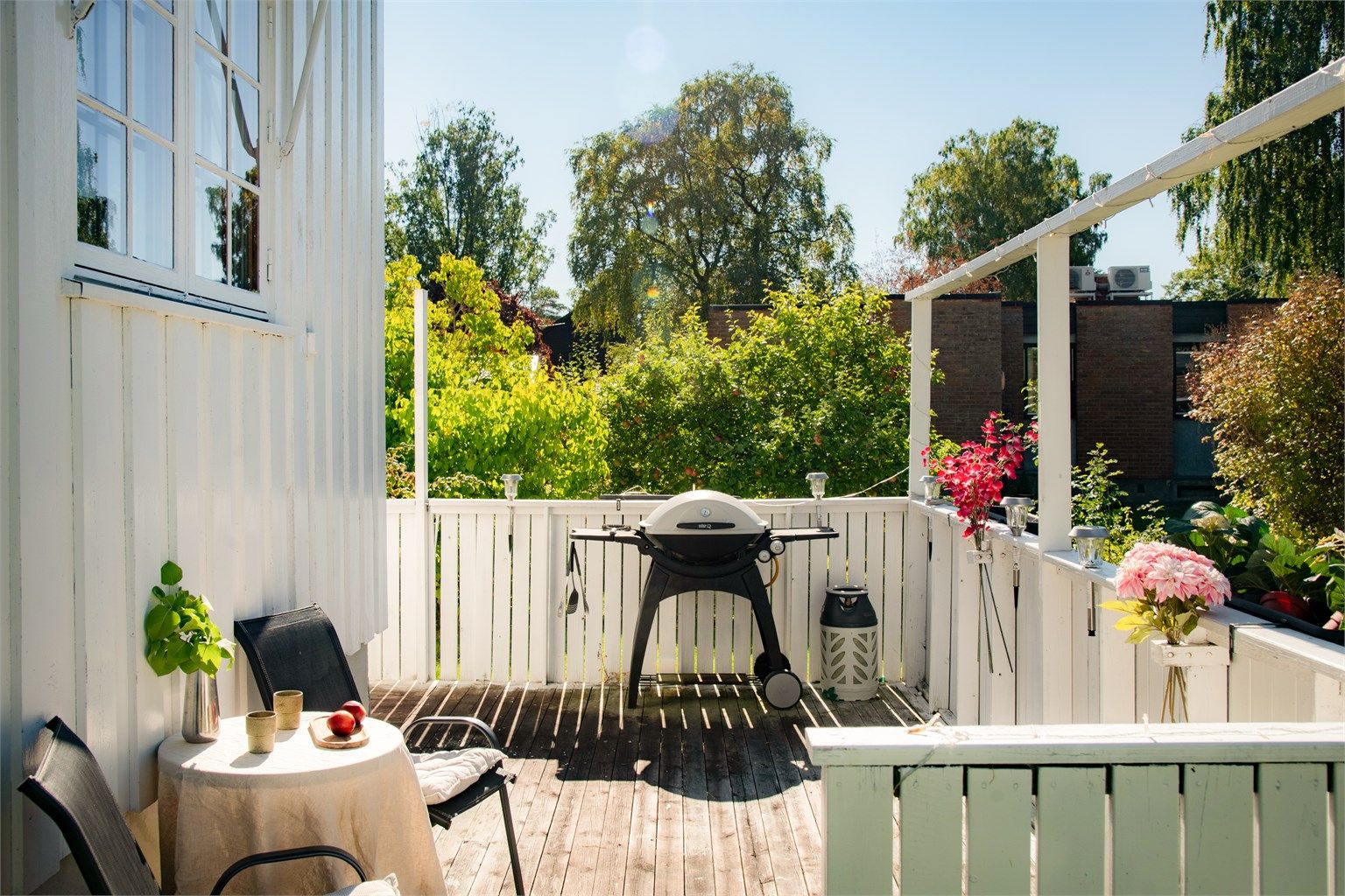Solrik terrasse med direkte adkomst fra spisestuen.