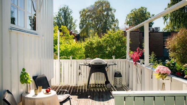 Solrik terrasse med direkte adkomst fra spisestuen.