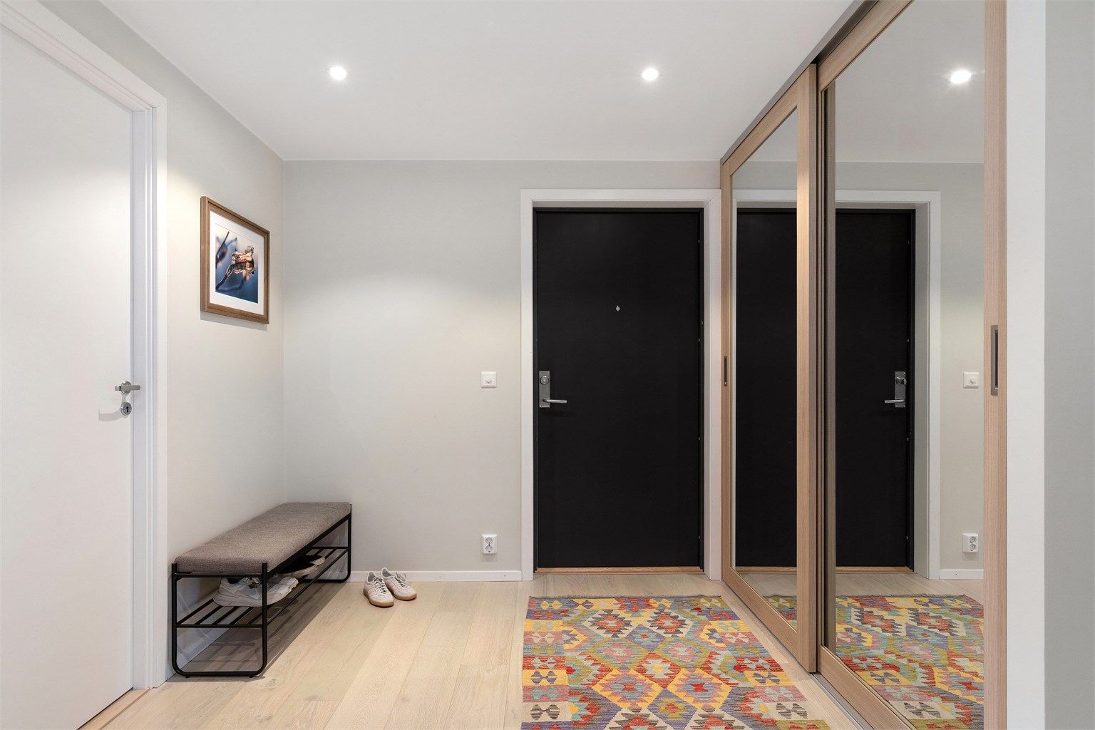 Romslig entré med stor skyvedørsgarderobe