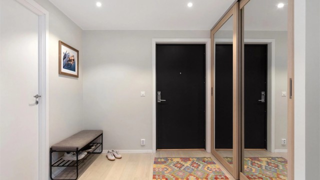 Romslig entré med stor skyvedørsgarderobe