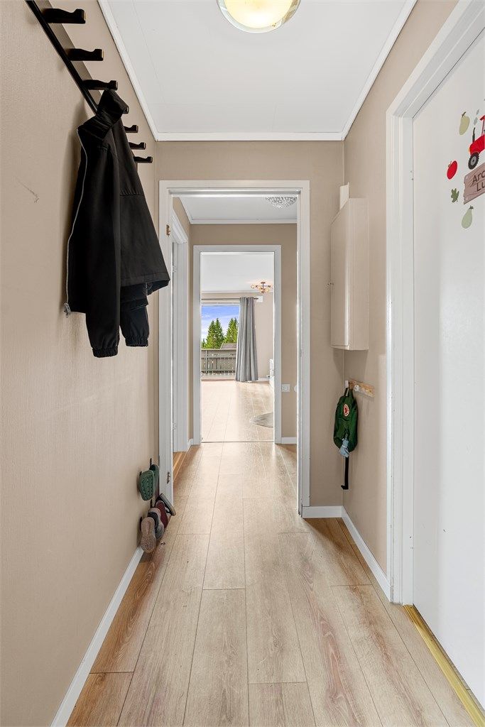 Gang/Entré med plass til å henge fra seg yttertøy og sko. 