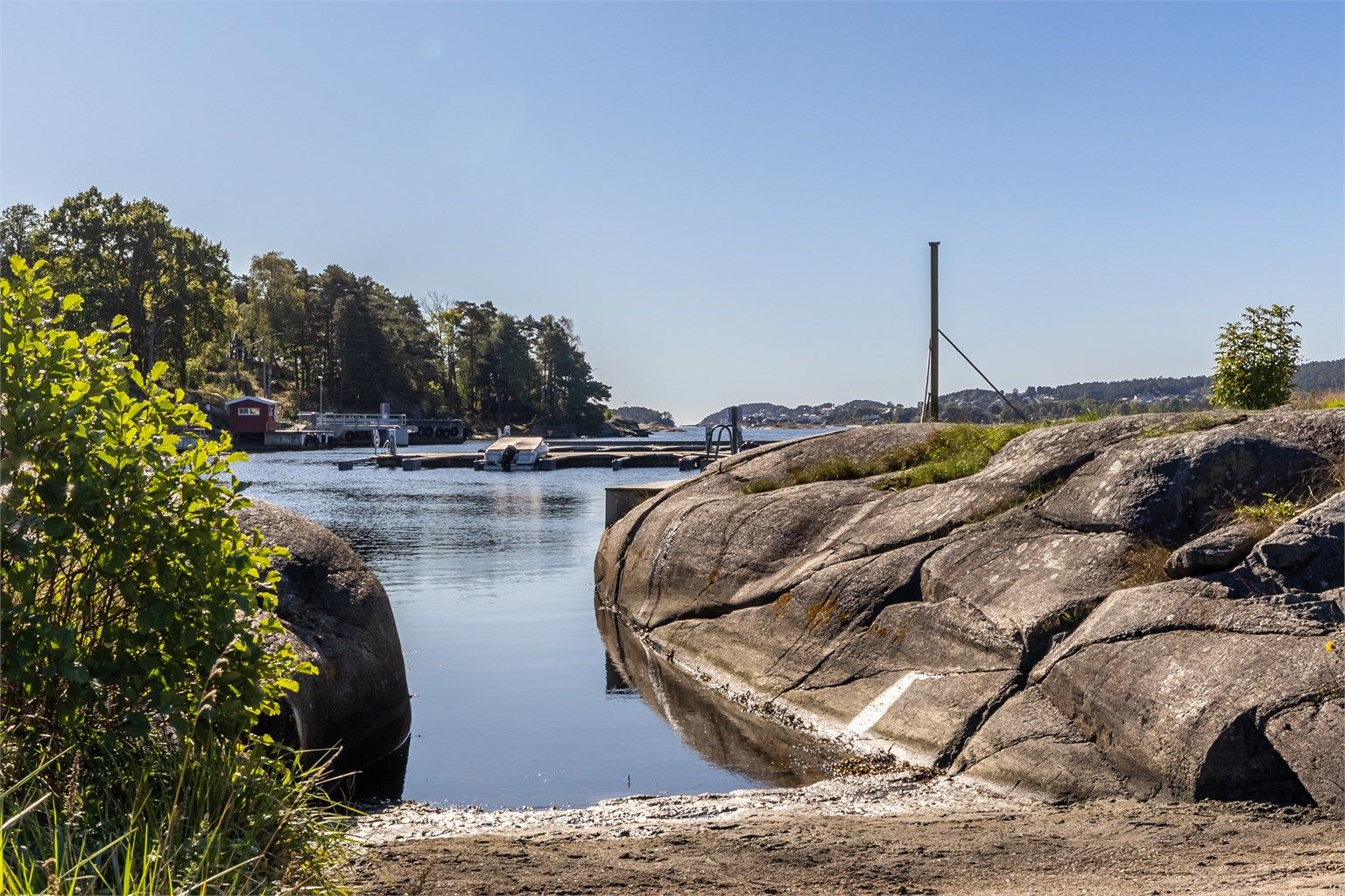 I nærområdet finnes det flere fine badeplasser og sandstrender.