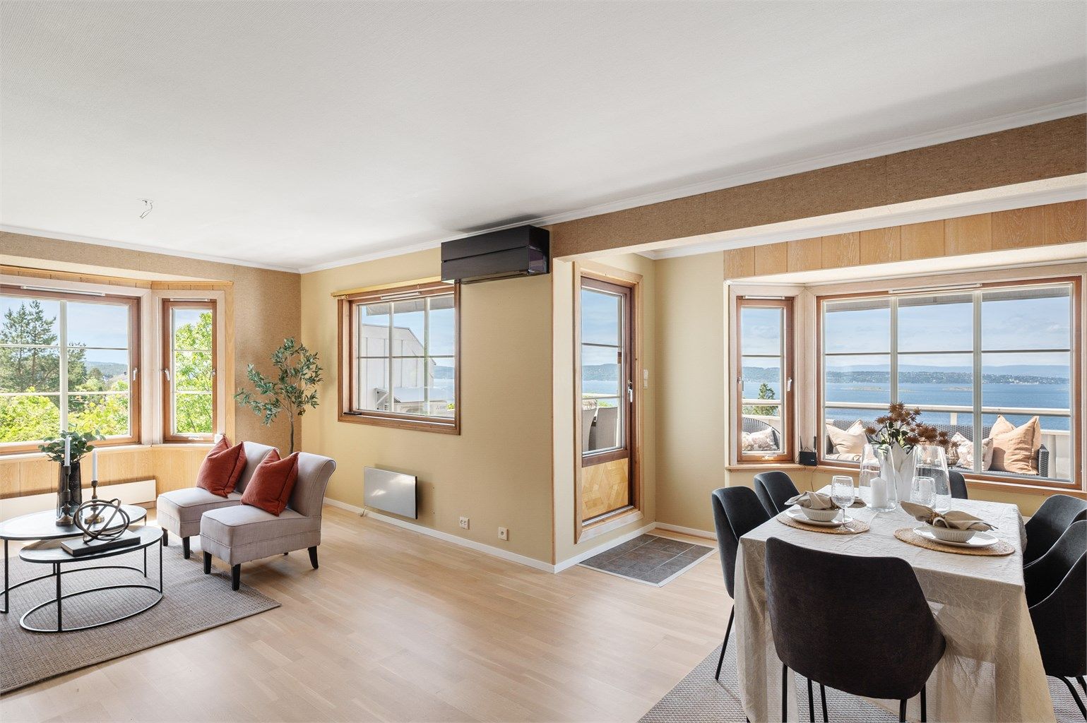 Stue og spisestue på hovedplanet. 