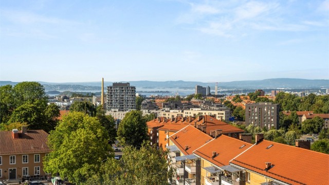 Fra stuen, hovedsoverommet og balkongen er det fantastisk utsikt mot Oslo sentrum og fjorden!
