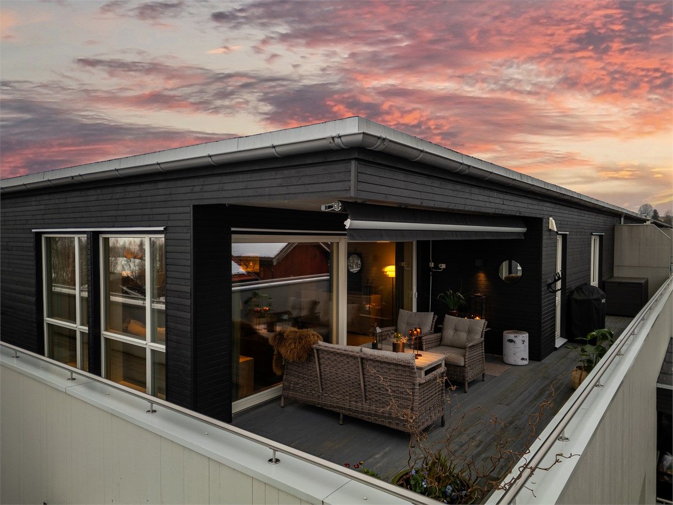 Stor og god markise utenfor overbygget del av balkongen