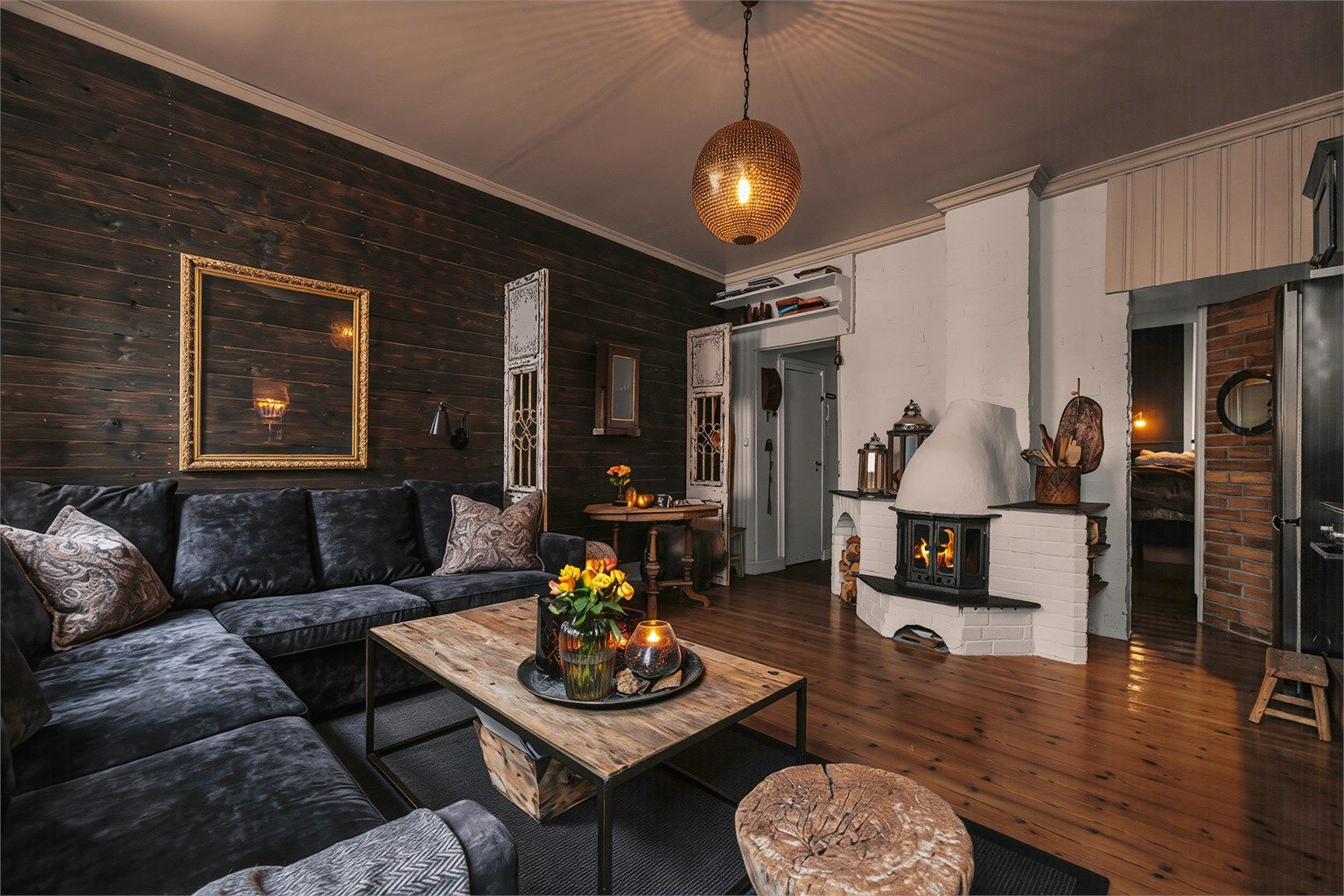 I stuen er det god plass til både sofa- og spisegruppe. 