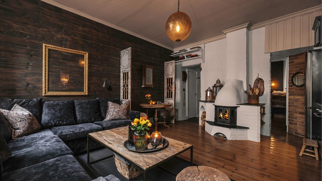 I stuen er det god plass til både sofa- og spisegruppe.
