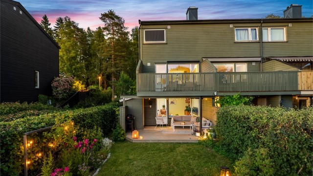 Familiebolig over tre plan som inneholder 2 stuer, kjøkken, 4 soverom, 2 bad, vaskerom, badstue, garasje og flere uteområder.