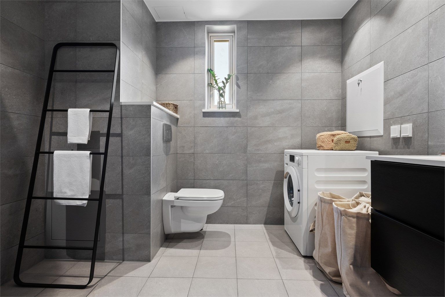 Leiligheten inneholder et bad/wc/vaskerom og et bad/wc.