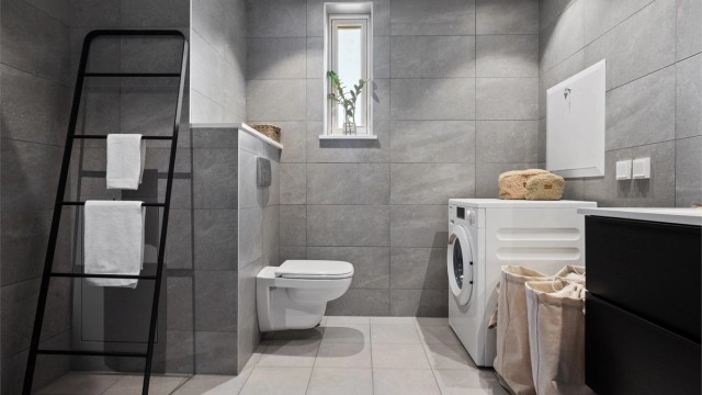 Leiligheten inneholder et bad/wc/vaskerom og et bad/wc.