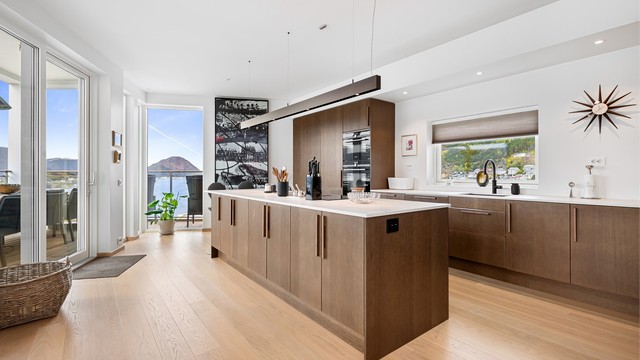 Leiligheten har en gjennomgående høy standard med vannbåren gulvvarme og et Norema-kjøkken med Dekton-benkeplate.