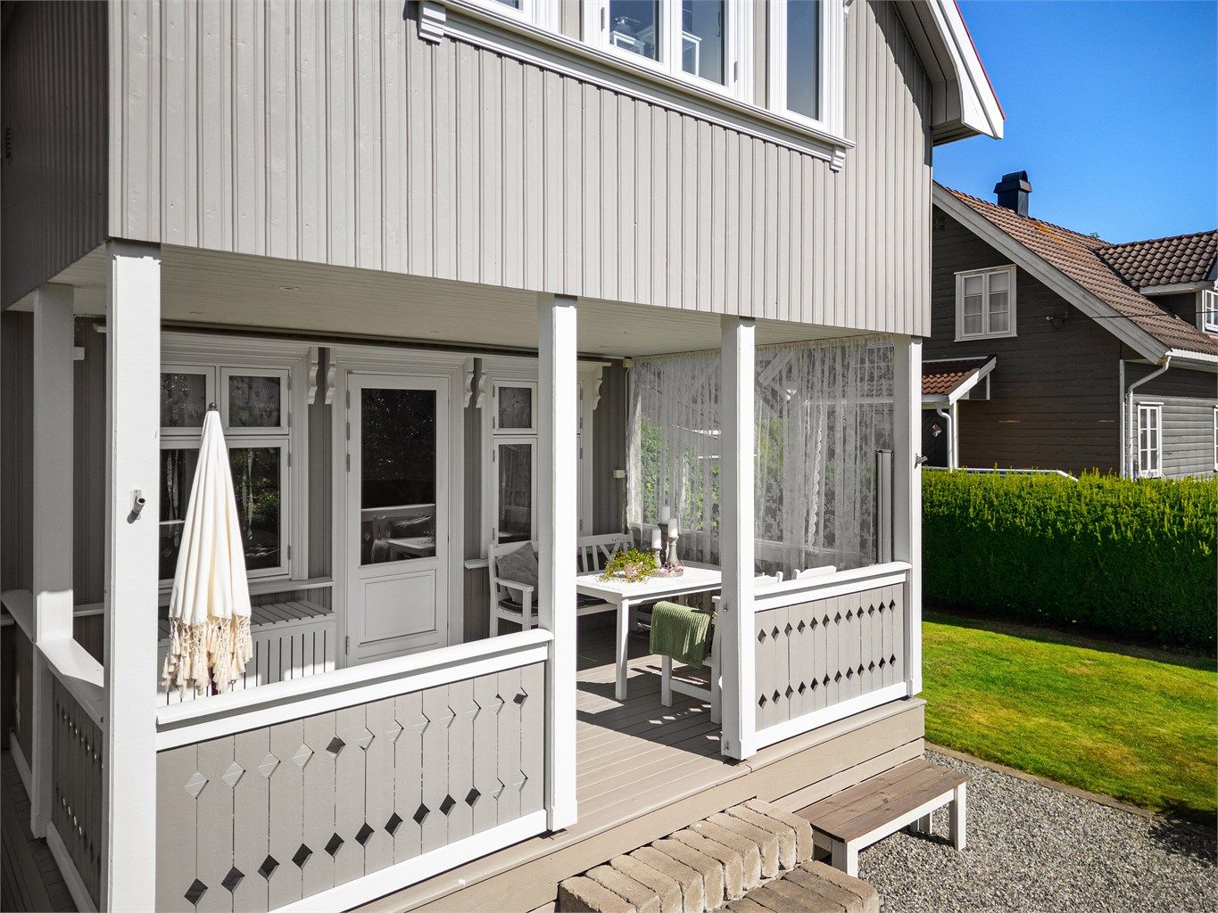Fin uteplass på overbygget terrasse med adkomst fra stuen