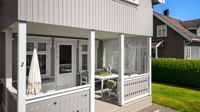 Fin uteplass på overbygget terrasse med adkomst fra stuen