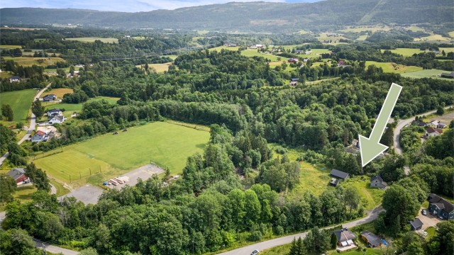 Eiendommen har en landlig og rolig beliggenhet med gode solforhold.
Foto: Ole Thoresen.