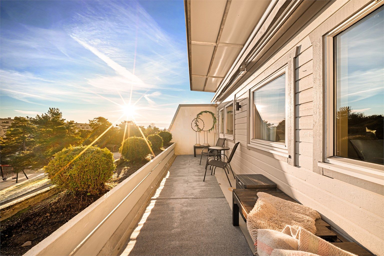 Med balkong på begge sider er du sikret tilgang til solen dagen gjennom, sommerstid fra tidlig morgen til sen kveld. 