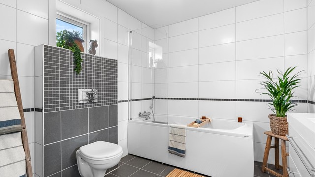 Bad 2.etg med badekar og opplegg for vask og tørk