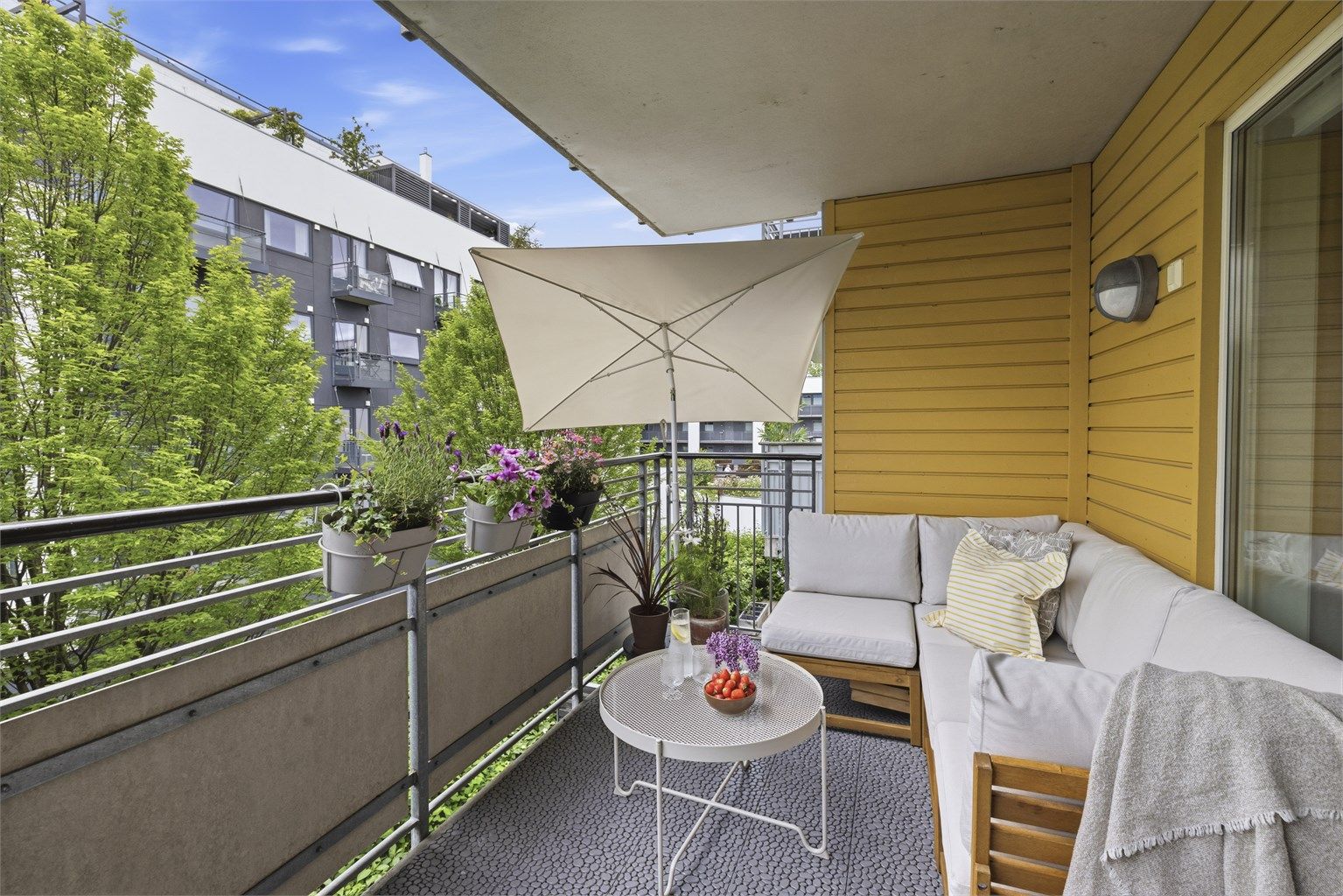 Adkomst fra stue til balkong. Solrik balkong på 9 m² med utsikt mot grønne fellesområder. Selger opplyser om sol på balkongen fra formiddag (kl. 9/10) til kveld på sommeren. Foto: MarikaFoto / Marika Mørkestøl
