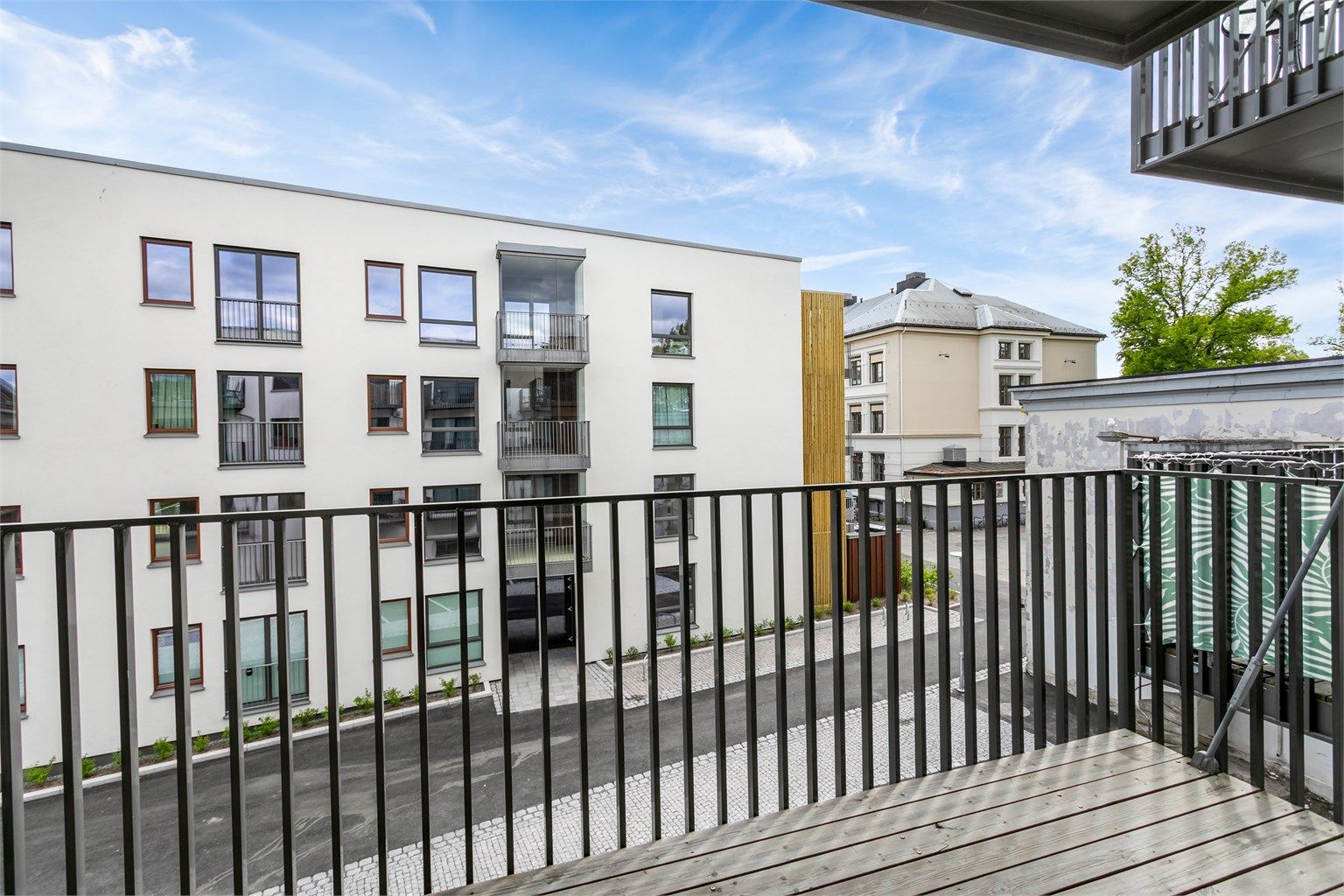 Balkongen er henvendt mot syd og gir deg utbytte av solens gang gjennom hele dagen.