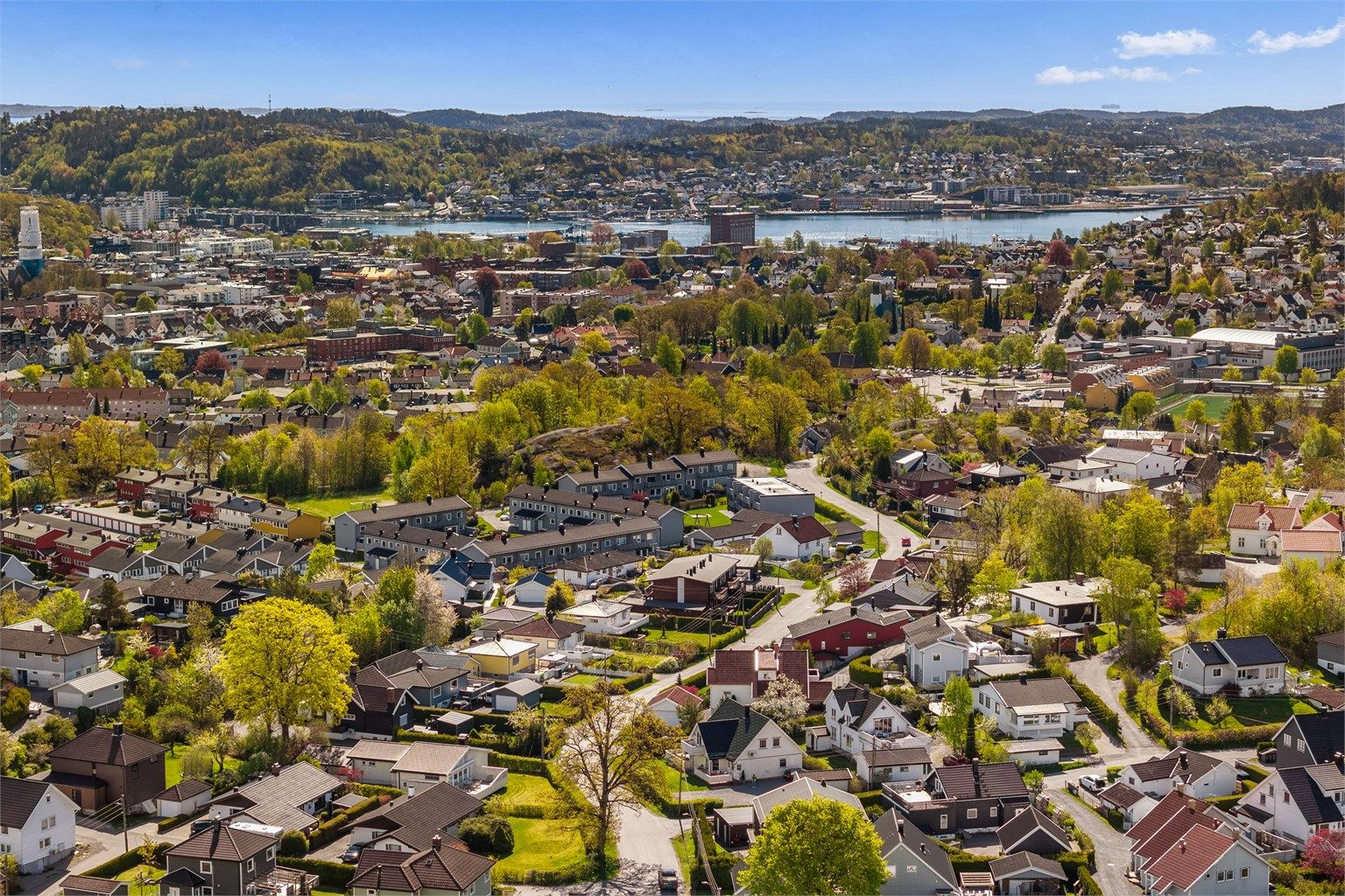 Leiligheten ligger rett nordvest for sentrum, nær Bugården. Her bor du rett utenfor selve bykjernen, men allikevel svært sentralt. Hvis byens fasiliteter frister, er det kun en kort spasertur til sentrum og Indre Havn.