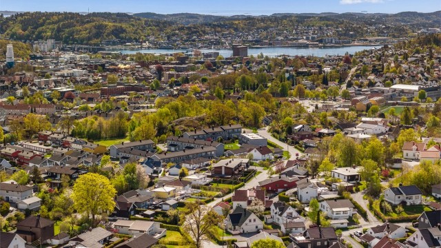 Leiligheten ligger rett nordvest for sentrum, nær Bugården. Her bor du rett utenfor selve bykjernen, men allikevel svært sentralt. Hvis byens fasiliteter frister, er det kun en kort spasertur til sentrum og Indre Havn.