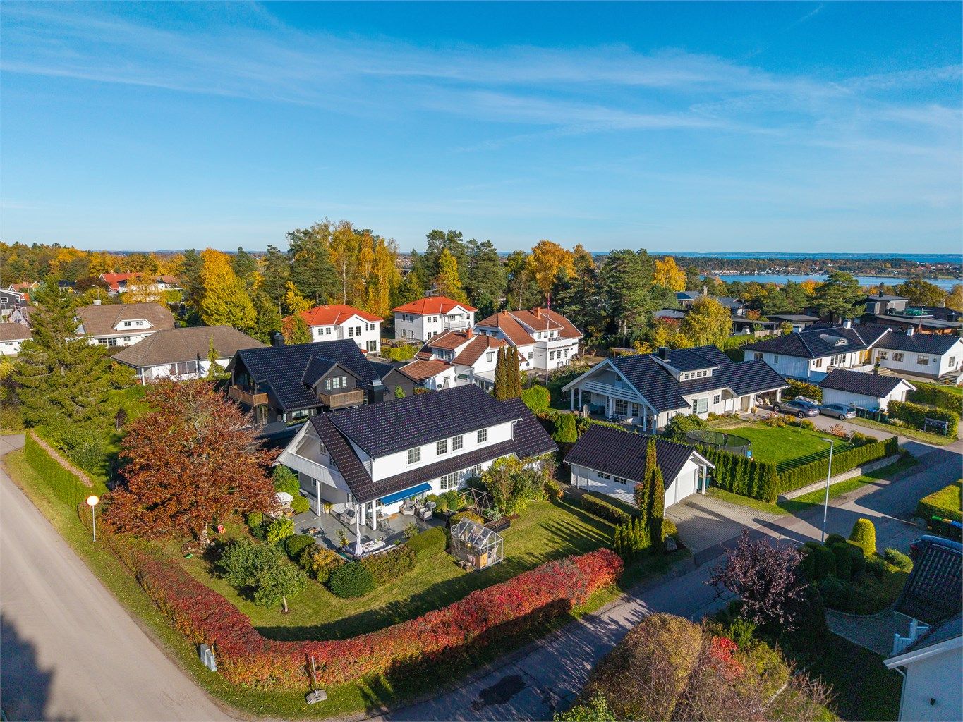 Eiendommen ligger i et populært, rolig og etablert boligstrøk på Teie.