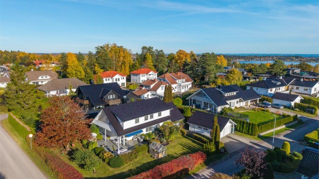 Eiendommen ligger i et populært, rolig og etablert boligstrøk på Teie.