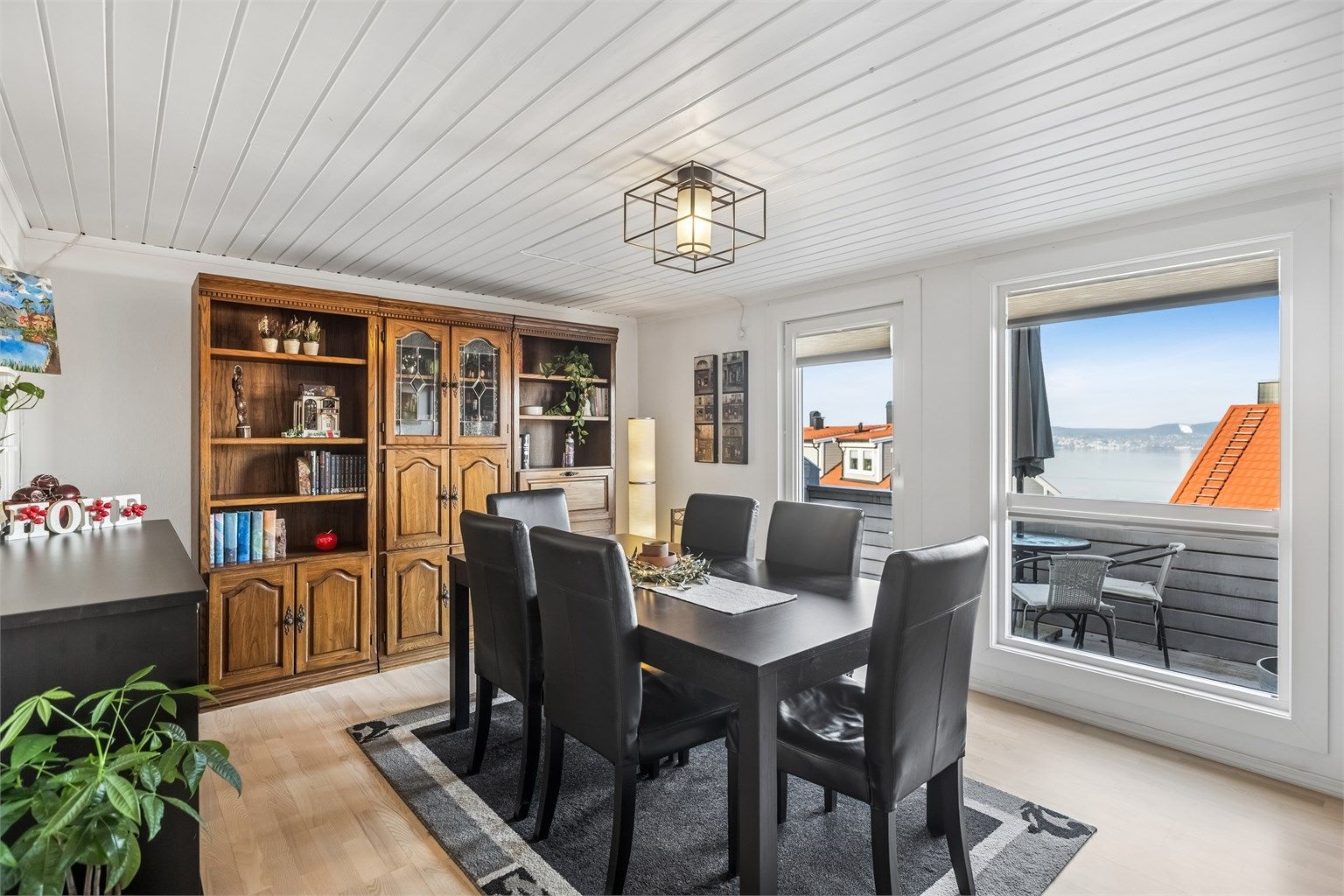 Spisestue og kjøkken i delvis åpen løsning. Fra spisestuen er det direkte utgang til en meget solrik og høytliggende, vestvendt balkong på 8 kvm.