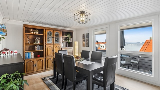 Spisestue og kjøkken i delvis åpen løsning. Fra spisestuen er det direkte utgang til en meget solrik og høytliggende, vestvendt balkong på 8 kvm.