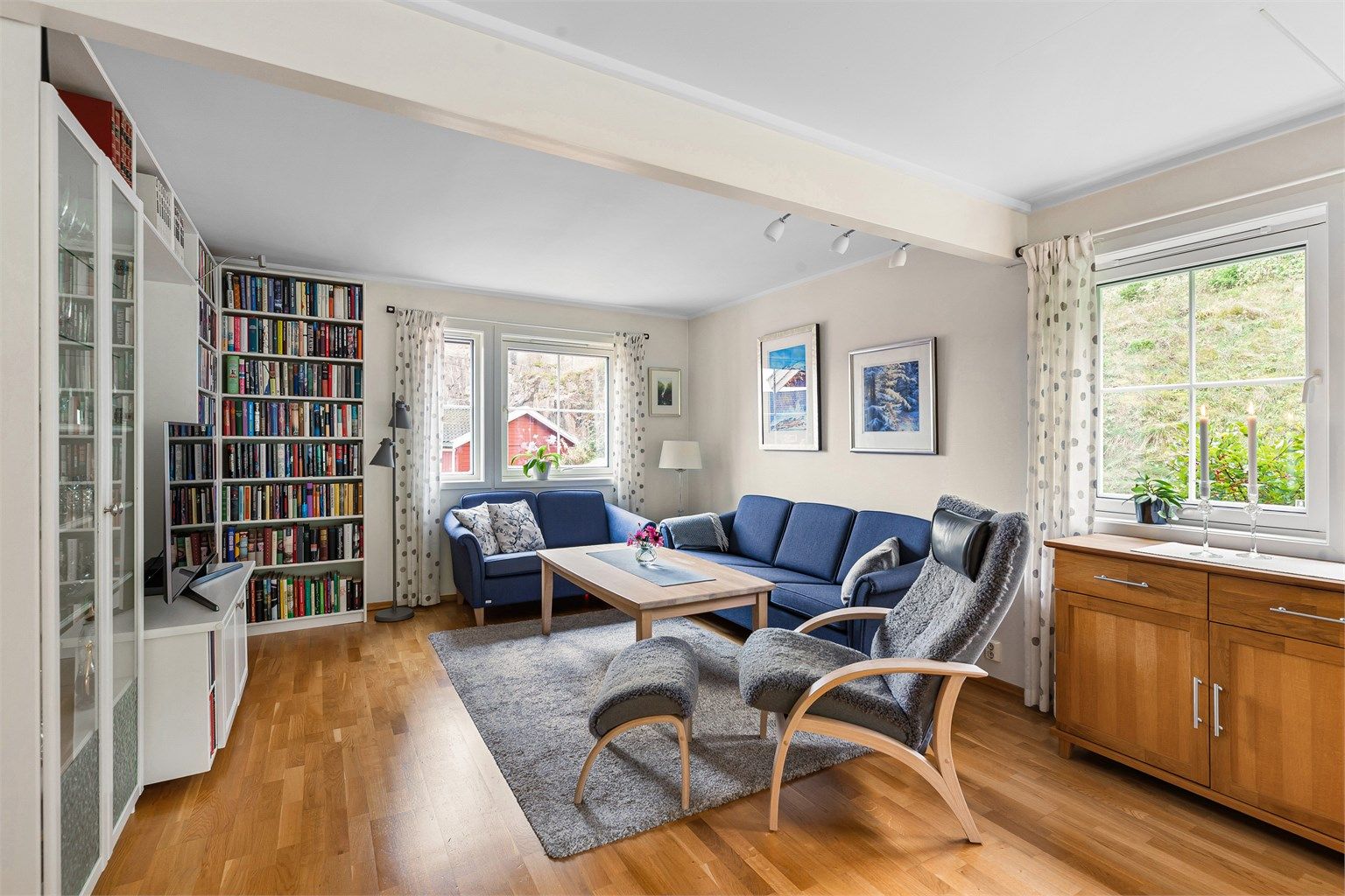 Lys og luftig stue med sofaområde samt spiseplass