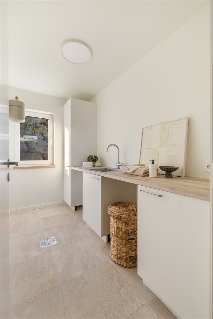 Rommet er utstyrt med en ekspress varmtvannsbereder, plassert i skap under benk.