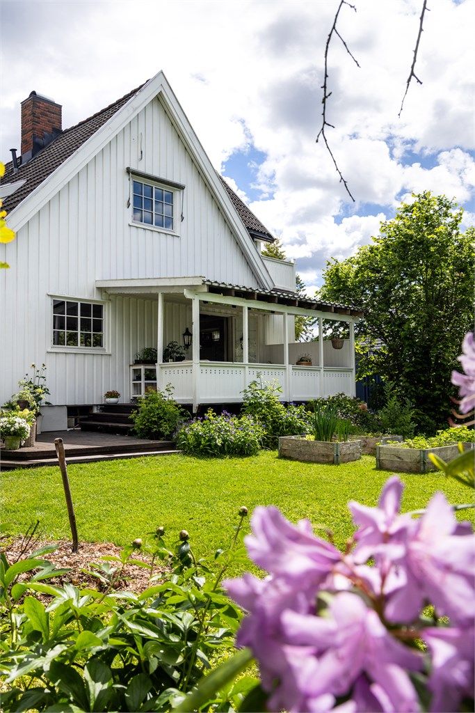 Eneboligen har en klassisk arkitektur med saltak tekket med takstein. 