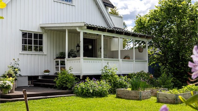Eneboligen har en klassisk arkitektur med saltak tekket med takstein.