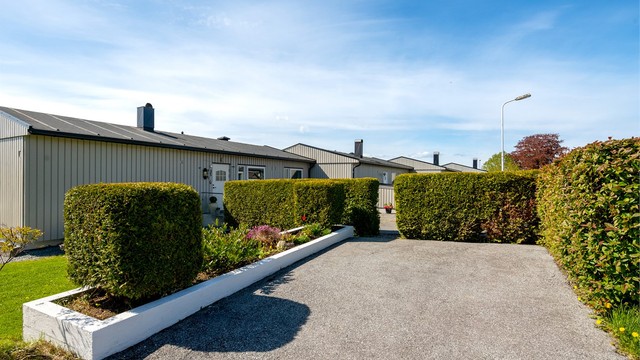 Eiendommen disponerer biloppstillingsplass på tomten