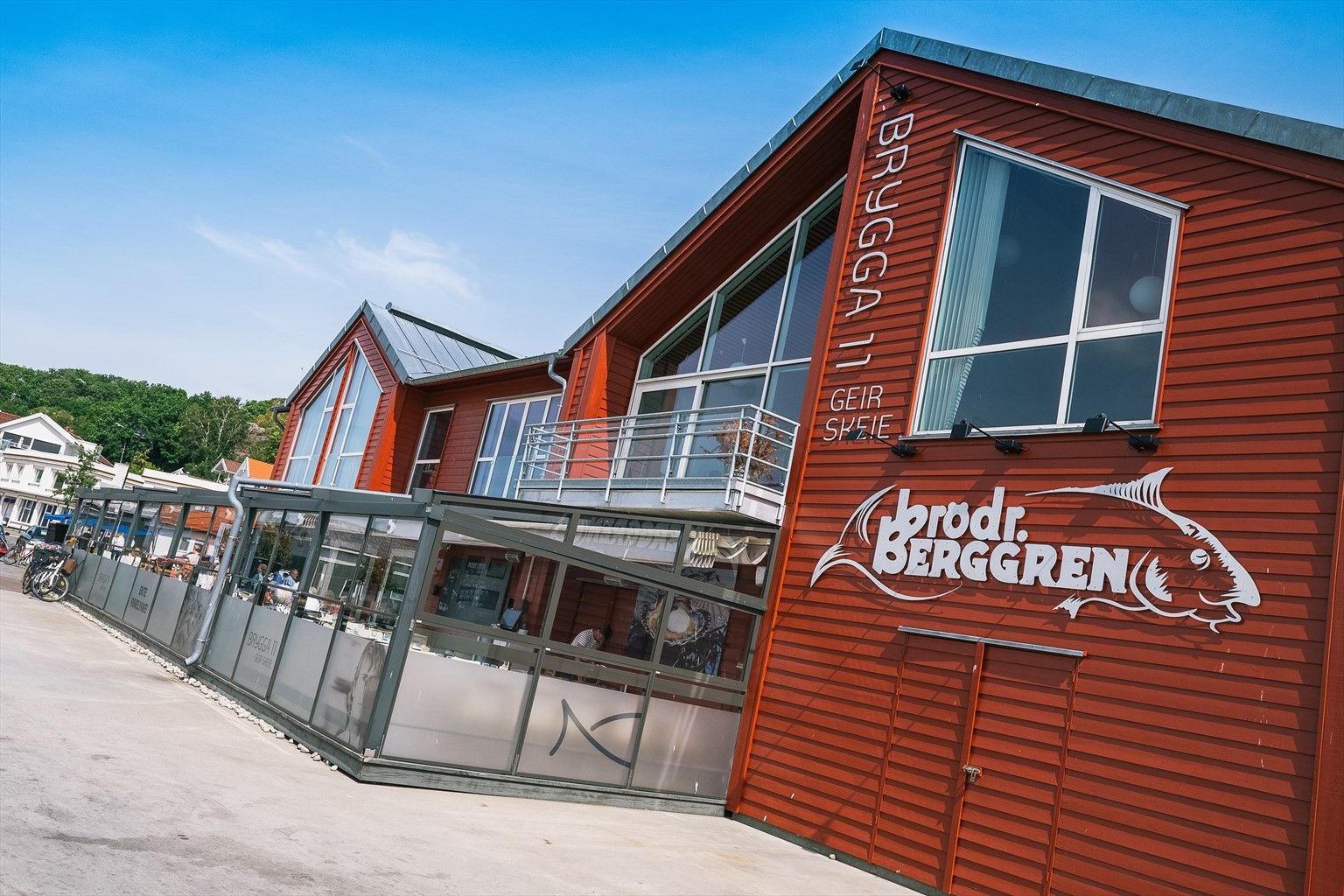 Det er få minutters gange til bykjernen og Indre Havn med restauranter og utesteder. Her er det yrende folkeliv en varm sommer dag.