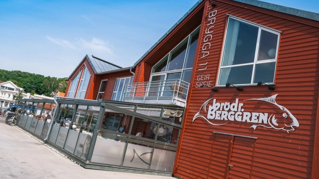 Det er få minutters gange til bykjernen og Indre Havn med restauranter og utesteder. Her er det yrende folkeliv en varm sommer dag.