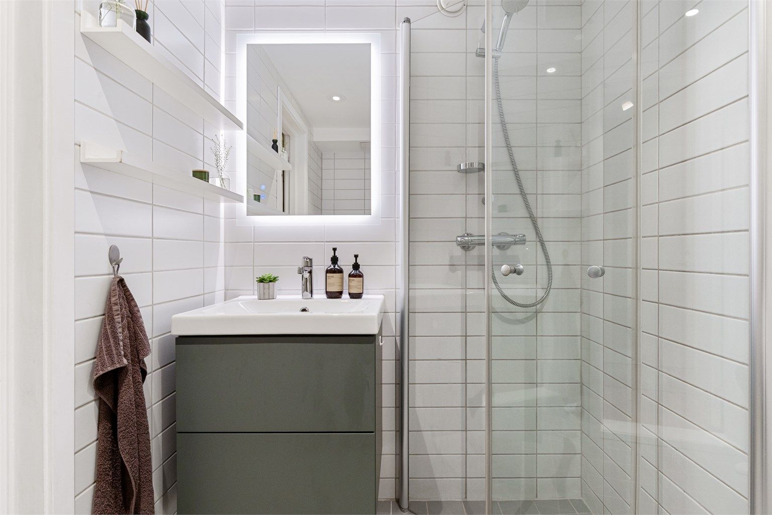 Flislagt bad fra 2009 med elektrisk gulvvarme og downlights i himling.